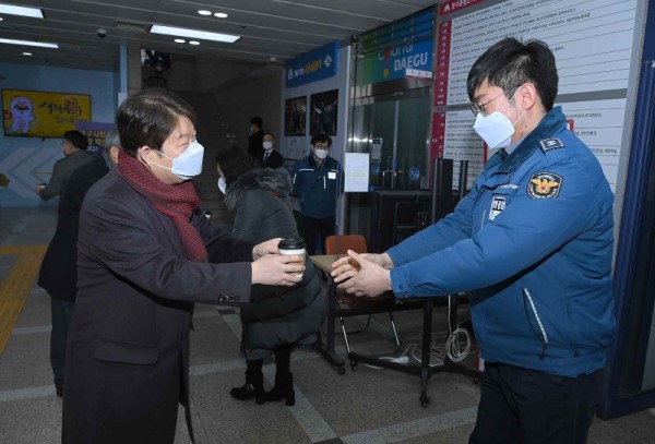 2021.01.04 신축년 새해 출근길 직원 격려(시청본관 1F 로비) (3).jpg