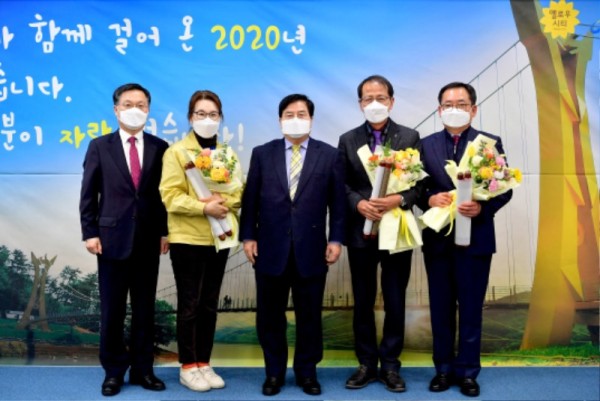 장성군이 2021년 1월 1일자 서기관 및 사무관 승진자 3명에게 교지(敎旨) 형식으로 제작된 임용장을 수여해 눈길을 끌었다 (2).JPG