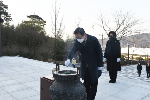 한정우 창녕군수 충혼탑참배 (1).jpg