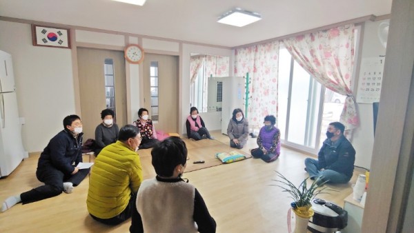 대덕읍, 신축년 새해맞이 경로당 순회 방문 ‘따뜻한 마음으로 어르신들 안부 살피기’.jpg