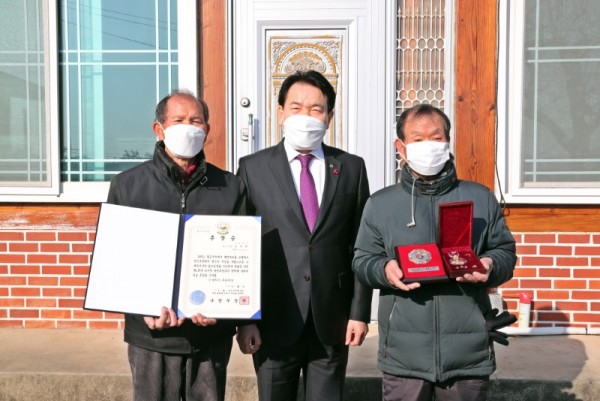 장흥군, 68년 만에 가족 품에 안긴 6.25전쟁 화랑무공훈장.JPG